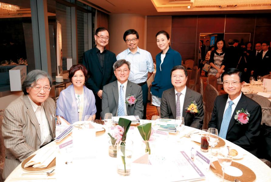 前排左起:蔡堅醫生、潘淑嫺、王明爍醫生、羅世安醫生、鄧兆華教授。後排左起:李福基醫生、周偉文醫生、張可頤小姐。 前排左起:蔡堅醫生、潘淑嫺、王明爍醫生、羅世安醫生、鄧兆華教授。後排左起:李福基醫生、周偉文醫生、張可頤小姐。