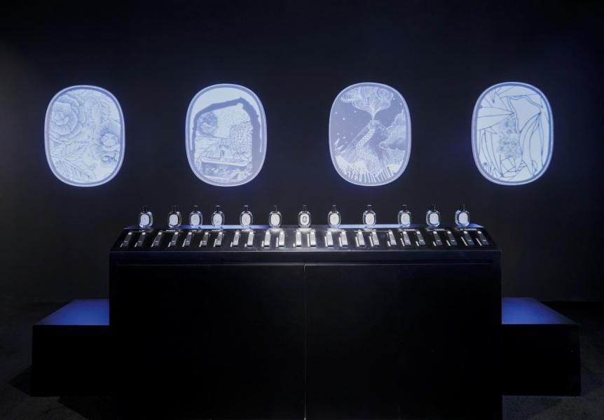 是次diptyque的展覽主題為「香氛創作是一門藝術,而藝術本身是一場旅程」,展覽館內的兩側將透過光影播放創辦人畫筆下的香水故事。 是次diptyque的展覽主題為「香氛創作是一門藝術,而藝術本身是一場旅程」,展覽館內的兩側將透過光影播放創辦人畫筆下的香水故事。
