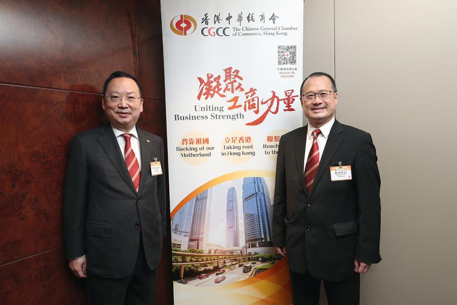 去年底陳仲尼新當選中華總商會副會長,主力對外公關工作,與會長蔡冠深 (右)合作無間。 去年底陳仲尼新當選中華總商會副會長,主力對外公關工作,與會長蔡冠深 (右)合作無間。