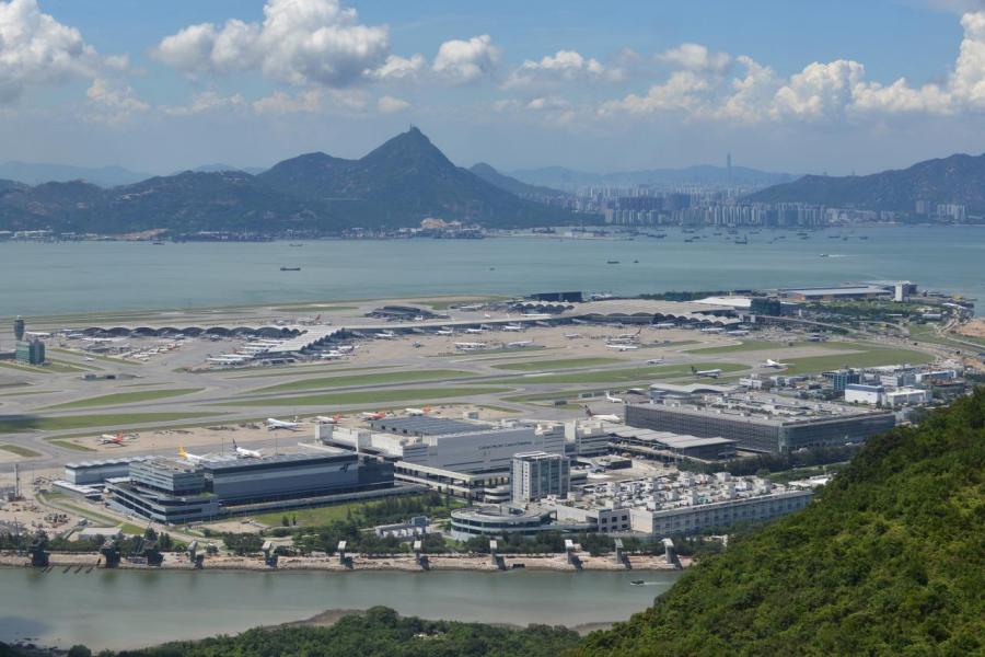 香港的航空需求不斷增加,除建三跑之外,亦要增加航班供應。 香港的航空需求不斷增加,除建三跑之外,亦要增加航班供應。