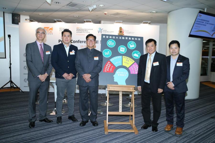 香港貿易發展局副總裁葉澤恩(中)說:「全球經濟有下行風險,為港商帶來不少挑戰。除了政府推出多項措施外,貿發局下月舉辦的四項活動,亦有助中小微企迎難而上。」 香港貿易發展局副總裁葉澤恩(中)說:「全球經濟有下行風險,為港商帶來不少挑戰。除了政府推出多項措施外,貿發局下月舉辦的四項活動,亦有助中小微企迎難而上。」