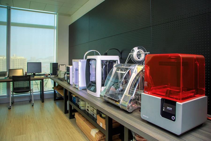 中心內設有多款先進3D打印機器。 中心內設有多款先進3D打印機器。