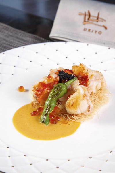 活龍蝦配海膽忌廉汁:餐廳的「招牌菜」之一,選用新鮮肉厚的深海龍蝦,肉質鮮甜彈牙,伴以海膽忌廉汁,將龍蝦的鮮味進一步提升,再搭配輕炸過的法國幼麵餅、鹹香的法國魚子醬、三文魚籽,口感充滿層次。 活龍蝦配海膽忌廉汁:餐廳的「招牌菜」之一,選用新鮮肉厚的深海龍蝦,肉質鮮甜彈牙,伴以海膽忌廉汁,將龍蝦的鮮味進一步提升,再搭配輕炸過的法國幼麵餅、鹹香的法國魚子醬、三文魚籽,口感充滿層次。