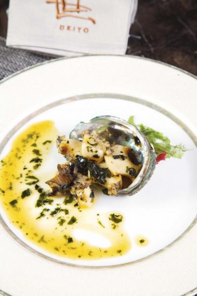 黑鮑魚配海帶汁:產自日本北海道的黑鮑魚不但肉質嫩滑,而且口感彈牙,再淋上以清酒、木魚汁、海帶調製而成的醬汁,令鮑魚的鮮味更突出。 黑鮑魚配海帶汁:產自日本北海道的黑鮑魚不但肉質嫩滑,而且口感彈牙,再淋上以清酒、木魚汁、海帶調製而成的醬汁,令鮑魚的鮮味更突出。