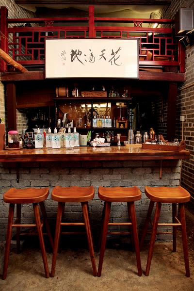 在位於八鄉的「工作室」內,一進門就可以看到「花天酒地」的字畫。 在位於八鄉的「工作室」內,一進門就可以看到「花天酒地」的字畫。