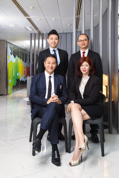 IFC 資深區域總監Larry Chiang與旗下3位區域總監合照,由左上至右下為Billy Ng (All Star District)、James Tseung (T One District)、Larry Chiang(IFC District) 和Jenny Ho (Icon District)。 IFC 資深區域總監Larry Chiang與旗下3位區域總監合照,由左上至右下為Billy Ng (All Star District)、James Tseung (T One District)、Larry Chiang(IFC District) 和Jenny Ho (Icon District)。