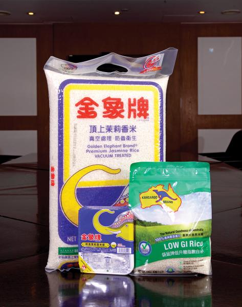 「金象米」是集團皇牌產品,而即食米及低升糖白米,是集團未來主打的產品之一。 「金象米」是集團皇牌產品,而即食米及低升糖白米,是集團未來主打的產品之一。