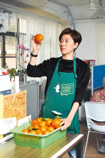 董愛麗info『小寶慈善基金 (惜食堂)創辦人。小寶慈善基金於2009年創立,翌年成為政府認可的慈善機構,並於2011年開展「惜食堂」食物回收及援助計劃。』 董愛麗info『小寶慈善基金 (惜食堂)創辦人。小寶慈善基金於2009年創立,翌年成為政府認可的慈善機構,並於2011年開展「惜食堂」食物回收及援助計劃。』