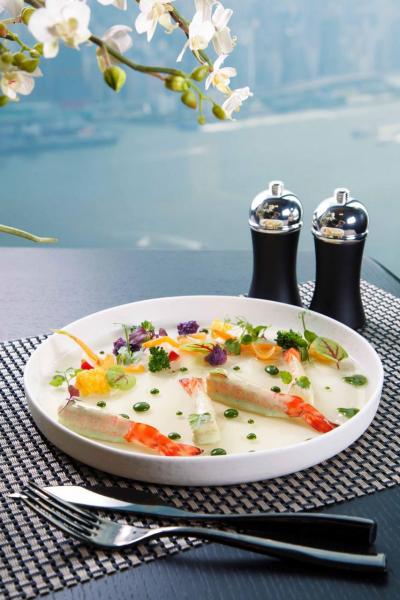 Shrimp ‘Parisian style’, fresh jelly tomato:竹簽蝦入口彈牙,配以蕁麻汁及用蕃茄清湯做成的啫喱,提升了蝦肉的鮮味,成就了這道清新開胃的前菜。 Shrimp ‘Parisian style’, fresh jelly tomato:竹簽蝦入口彈牙,配以蕁麻汁及用蕃茄清湯做成的啫喱,提升了蝦肉的鮮味,成就了這道清新開胃的前菜。