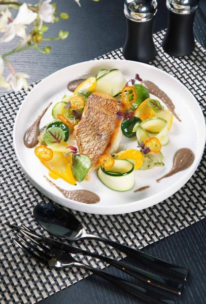 Line-caught snapper, courgettes-violon, pissalat condiment:日本鯛魚煎得外皮香脆,肉質肥美結實,伴以法國青瓜及銀魚汁,有助中和魚肉的膩滯感。 Line-caught snapper, courgettes-violon, pissalat condiment:日本鯛魚煎得外皮香脆,肉質肥美結實,伴以法國青瓜及銀魚汁,有助中和魚肉的膩滯感。
