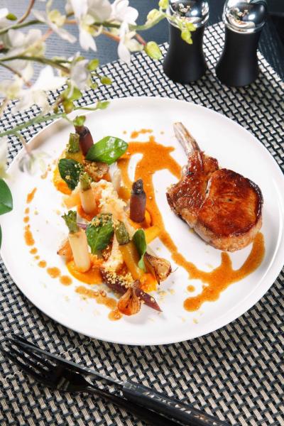 Farmhouse veal from France:烤至大約6成熟的法國牛仔肉,肉質鮮嫩,伴以紅色、橙色、黃色甘筍茸,以及牛仔骨汁,令肉味更香濃。 Farmhouse veal from France:烤至大約6成熟的法國牛仔肉,肉質鮮嫩,伴以紅色、橙色、黃色甘筍茸,以及牛仔骨汁,令肉味更香濃。