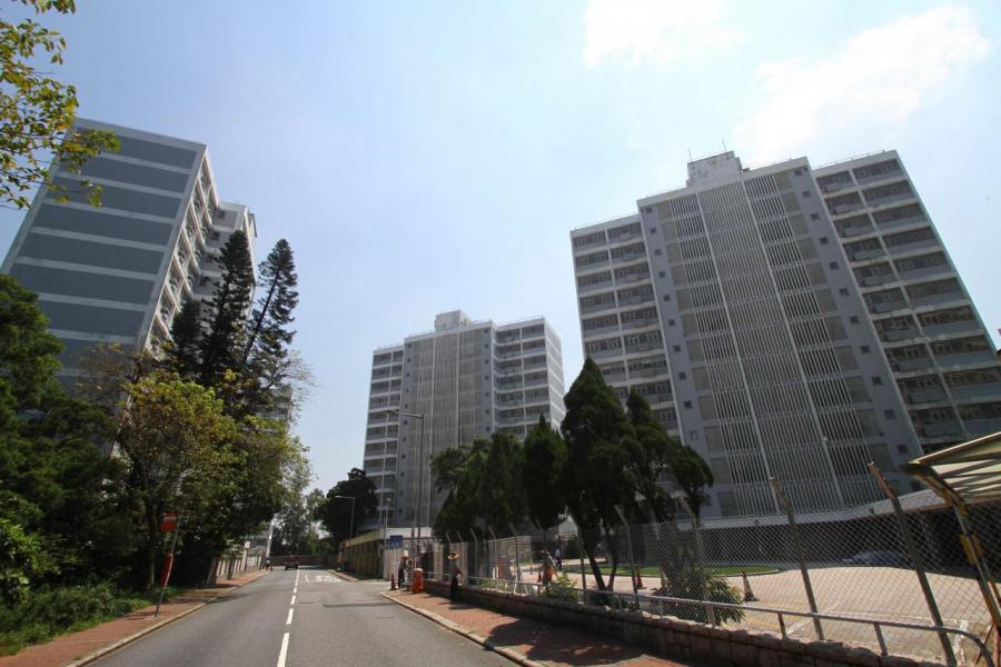 地政總署公開招標出售山頂文輝道住宅地,市場估計該地皮每方呎樓面地價可達6萬元,有力問鼎地王寶座。 地政總署公開招標出售山頂文輝道住宅地,市場估計該地皮每方呎樓面地價可達6萬元,有力問鼎地王寶座。
