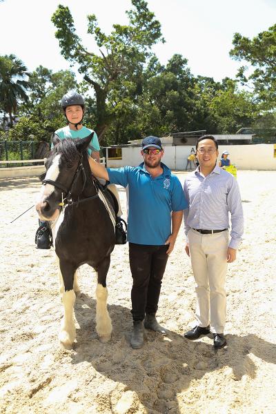 (左起)學員林樂兒、教練Andrew及香港傷健策騎協會主席楊存洲。 (左起)學員林樂兒、教練Andrew及香港傷健策騎協會主席楊存洲。