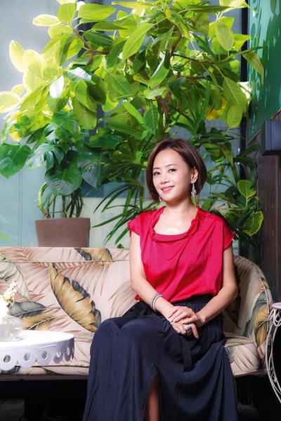 楊玳詩info:證券商協會主席,英皇證券集團行政總裁 楊玳詩info:證券商協會主席,英皇證券集團行政總裁