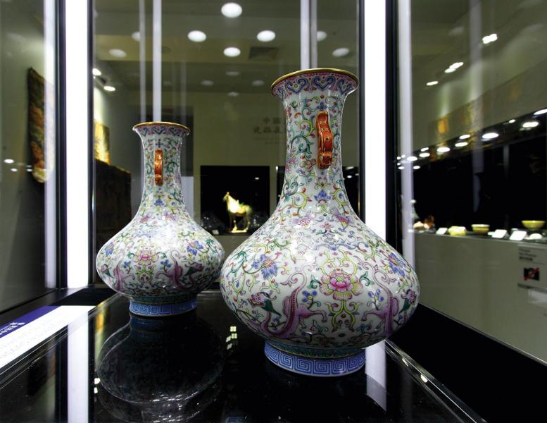 收藏價值極高的《清乾隆洋彩白地螭龍穿枝番蓮紋夔鳳耳尊》。 收藏價值極高的《清乾隆洋彩白地螭龍穿枝番蓮紋夔鳳耳尊》。