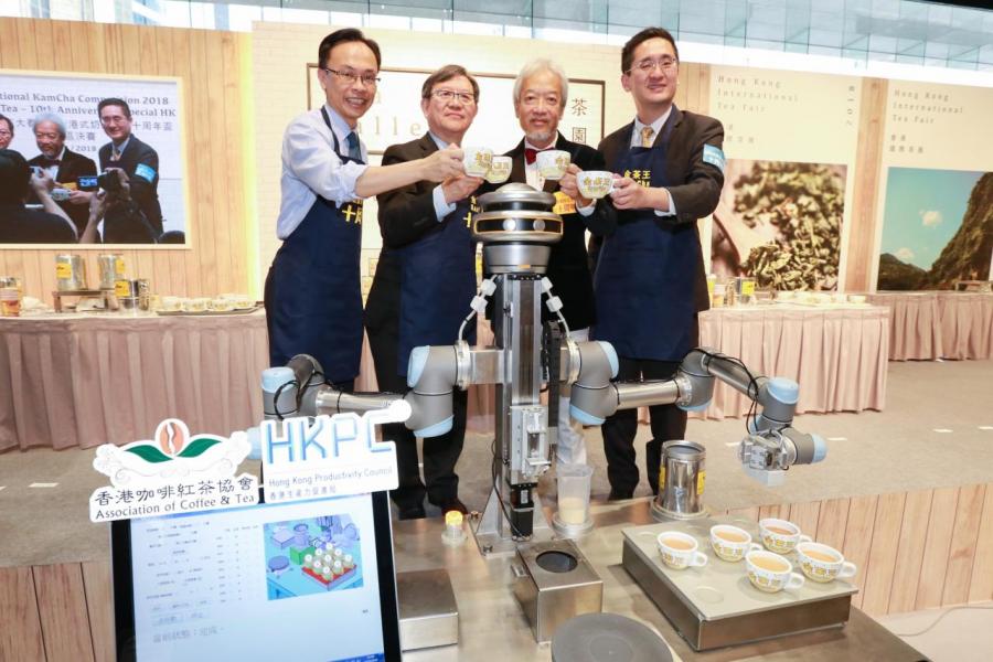 (左起)內地事務局局長聶德權、生產力局主席林宣武、香港咖啡紅茶協會主席黃家和及署理商務及經濟發展局局長陳百里,一同品嚐機械人沖製港式奶茶