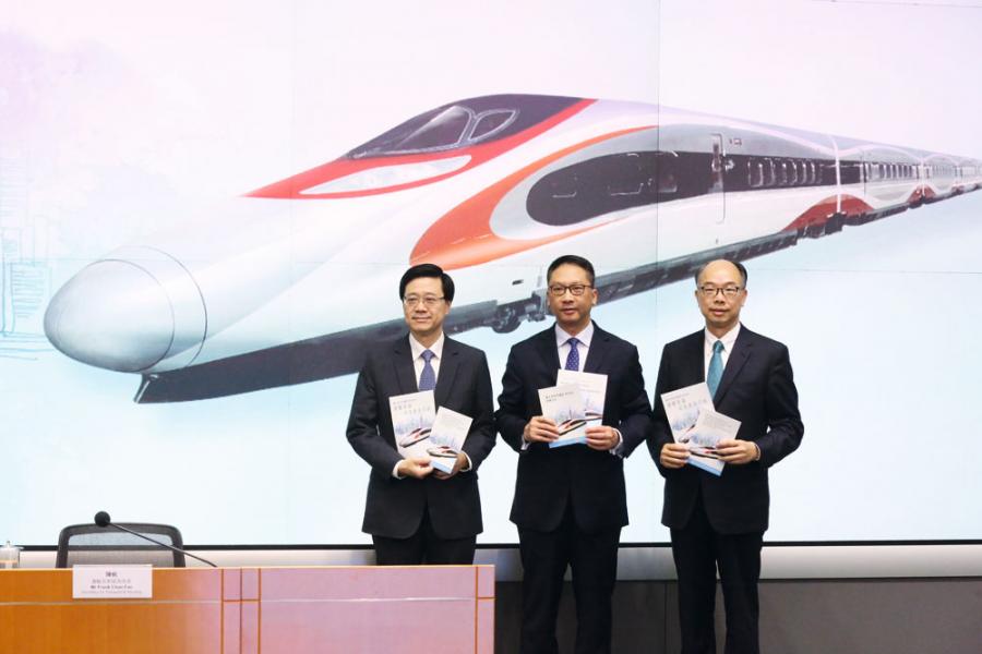 爭議多時的「一地兩檢」方案終於出爐,政府會以「三步走」的方式實施。 爭議多時的「一地兩檢」方案終於出爐,政府會以「三步走」的方式實施。