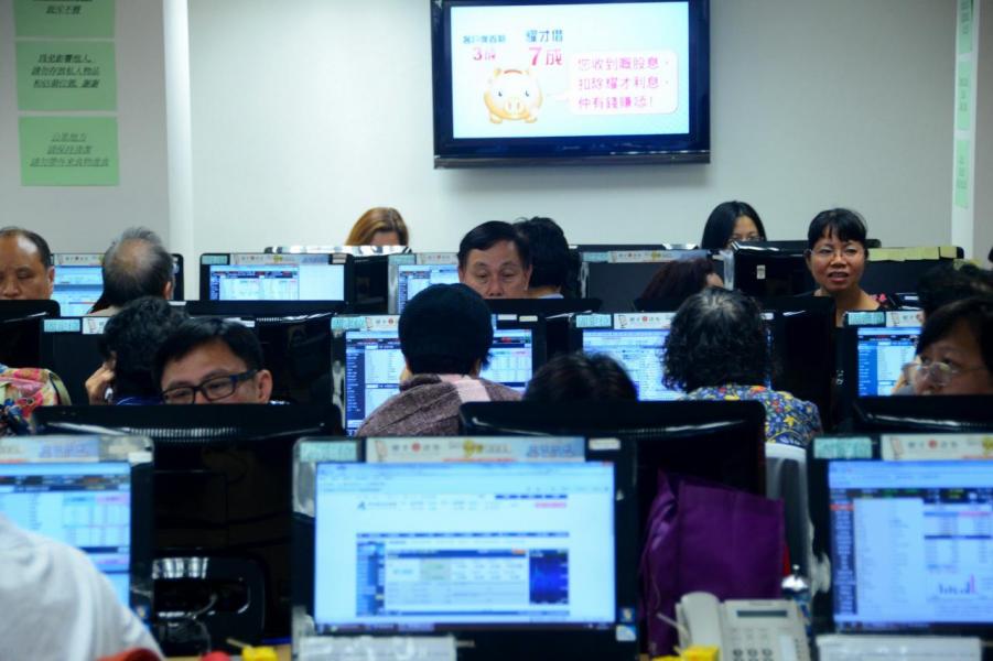 當港股調整或下跌時,好多人都鍾意保留現金,想在低位再入貨;亦有一些人,更甚是用衍生工具,買恒指向下。 當港股調整或下跌時,好多人都鍾意保留現金,想在低位再入貨;亦有一些人,更甚是用衍生工具,買恒指向下。