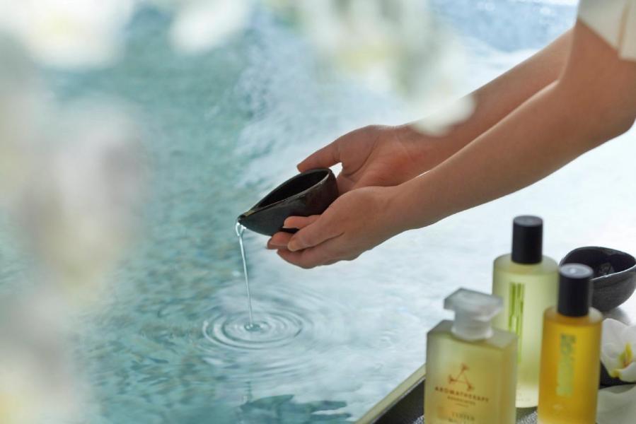 Spa at Mandarin Oriental佔地兩層,設有寬敞的淋浴間、冰泉、水晶蒸氣室、桑拿室等,還有配備氣泡按摩及水流按摩功能的活力池,設備齊全。 Spa at Mandarin Oriental佔地兩層,設有寬敞的淋浴間、冰泉、水晶蒸氣室、桑拿室等,還有配備氣泡按摩及水流按摩功能的活力池,設備齊全。
