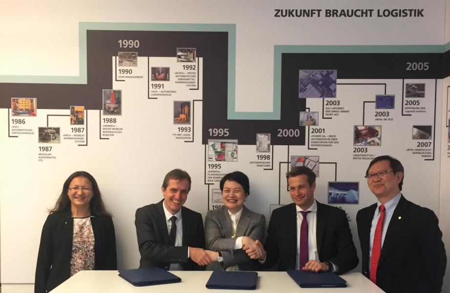 生產力局主席林宣武(右一)見證總裁麥鄧碧儀(中)與德國Fraunhofer IPT科技管理部主管Toni Drescher (右二)及Fraunhofer IML企業物流總裁Michael Henke博士(左二)簽署合作協議,三方將攜手促進兩地公司在「工業4.0」的知識及技術轉移,特別是智慧物流的應用。