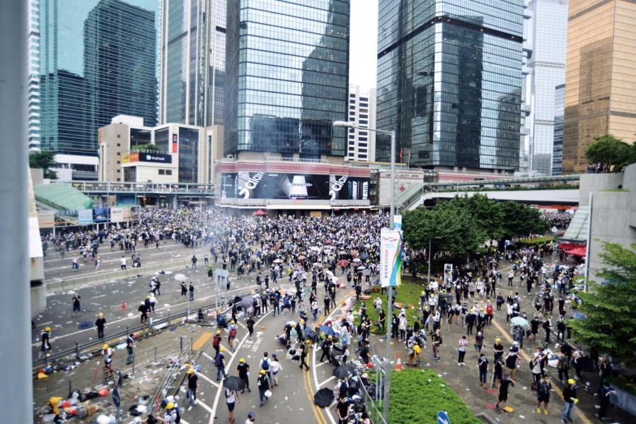 大批市民週三湧到金鐘集會,最後演變成暴力衝突。 大批市民週三湧到金鐘集會,最後演變成暴力衝突。