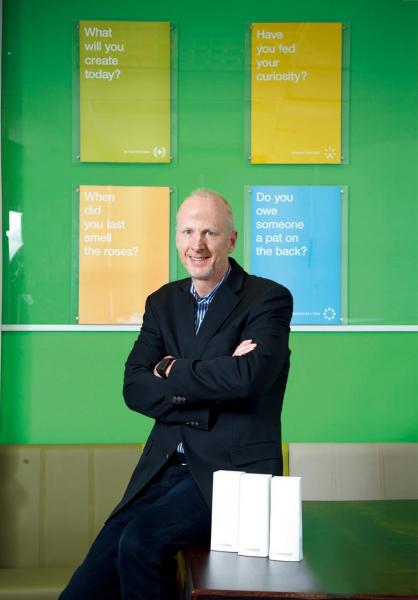 貝爾金的創辦人及現任行政總裁 Chet Pipkin 貝爾金的創辦人及現任行政總裁 Chet Pipkin攝於觀塘總部的休息室,背後是一系列的標語。