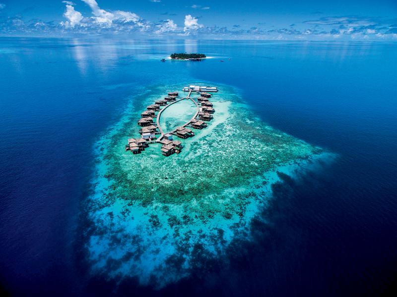 酒店坐落於素來有「馬爾代夫綠洲」之稱的Gaafu Alifu Atoll(卡夫阿里夫環礁)。 酒店坐落於素來有「馬爾代夫綠洲」之稱的Gaafu Alifu Atoll(卡夫阿里夫環礁)。