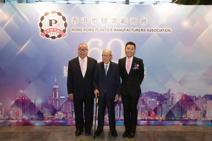 在香港塑膠業廠商會60周年晚宴上,爺孫三代同堂合照。左為父親孫啟烈、中為爺爺孫建超。 在香港塑膠業廠商會60周年晚宴上,爺孫三代同堂合照。左為父親孫啟烈、中為爺爺孫建超。