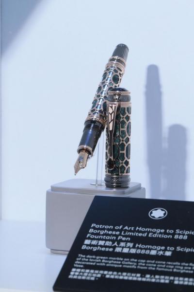 品牌特別為「萬寶龍藝術贊助大獎」而推出的特別版墨水筆。 品牌特別為「萬寶龍藝術贊助大獎」而推出的特別版墨水筆。