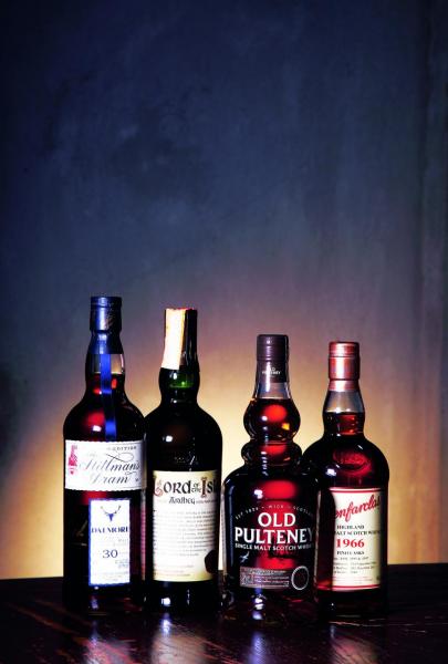 除了基本酒款以外,還有多枝珍藏,包括(左起)Dalmore 30 年連主釀酒師簽名.Ardbeg lord of the isles、Old Pulteney 35年。 除了基本酒款以外,還有多枝珍藏,包括(左起)Dalmore 30 年連主釀酒師簽名.Ardbeg lord of the isles、Old Pulteney 35年。