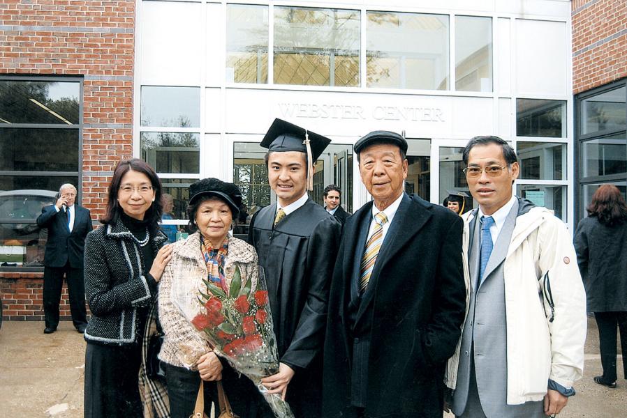 鄧宇聰畢業時,外公呂志和(右二)、母親鄧呂慧瑜(左一)及家人到賀。 鄧宇聰畢業時,外公呂志和(右二)、母親鄧呂慧瑜(左一)及家人到賀。