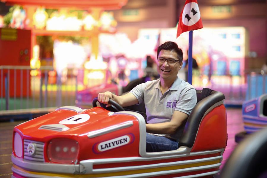 邱達根在荔園的經典遊戲碰碰車上大展身手。 邱達根在荔園的經典遊戲碰碰車上大展身手。