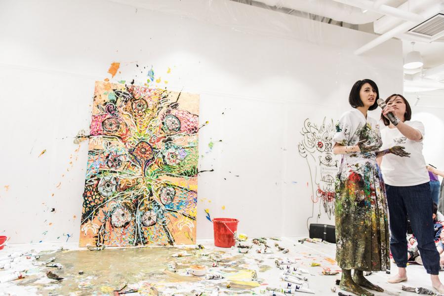 日本年輕藝術小松美羽與白石畫廊合作,創作即興作品。 日本年輕藝術小松美羽與白石畫廊合作,創作即興作品。