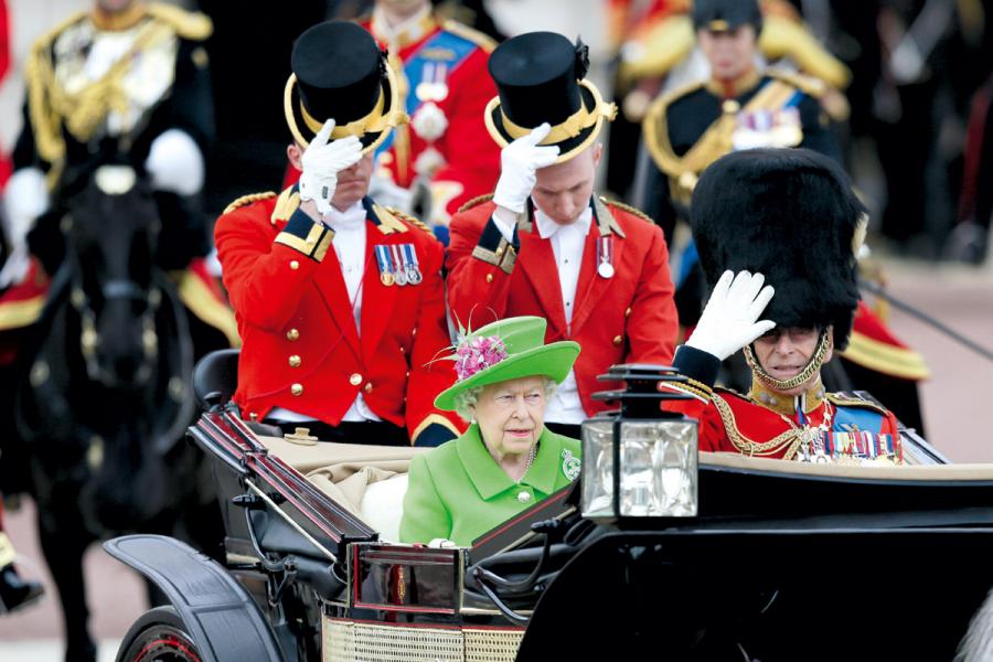 英國是世界首個君主立憲國。圖為英女王與英國皇家衛隊。 英國是世界首個君主立憲國。圖為英女王與英國皇家衛隊。