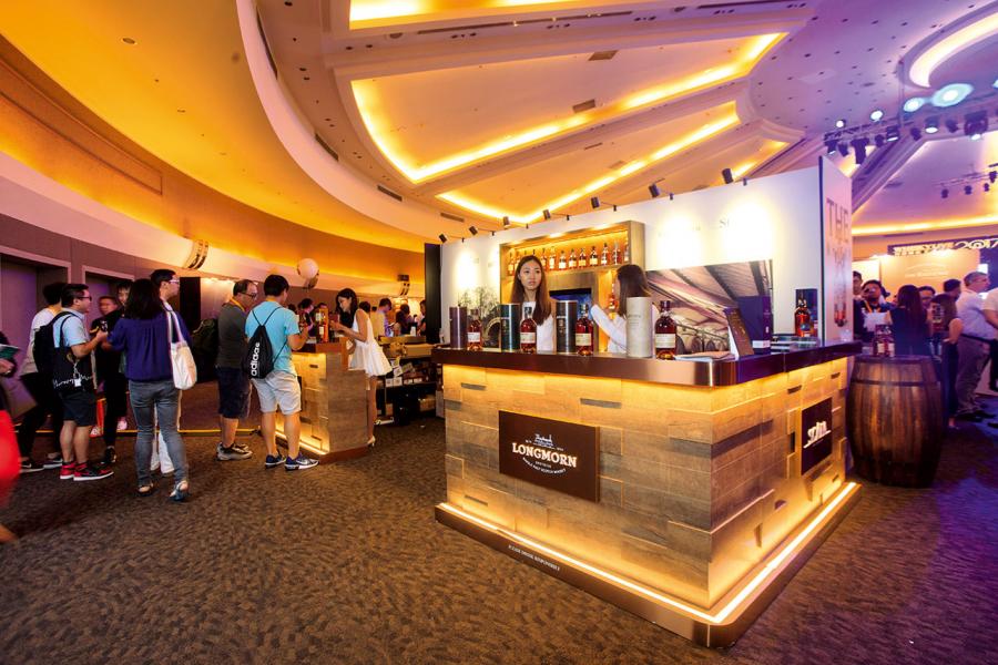 Whisky Live 2017參加者可細嚐不同蒸餾廠及品牌的威士忌。 Whisky Live 2017參加者可細嚐不同蒸餾廠及品牌的威士忌。