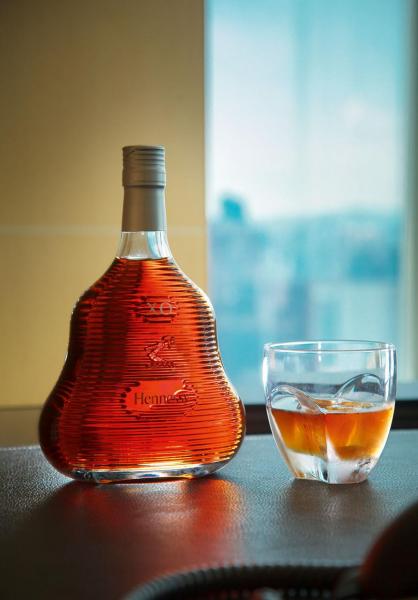 Hennessy X.O. Limited Edition 2017 by Marc Newson充滿線條美。 Hennessy X.O. Limited Edition 2017 by Marc Newson充滿線條美。