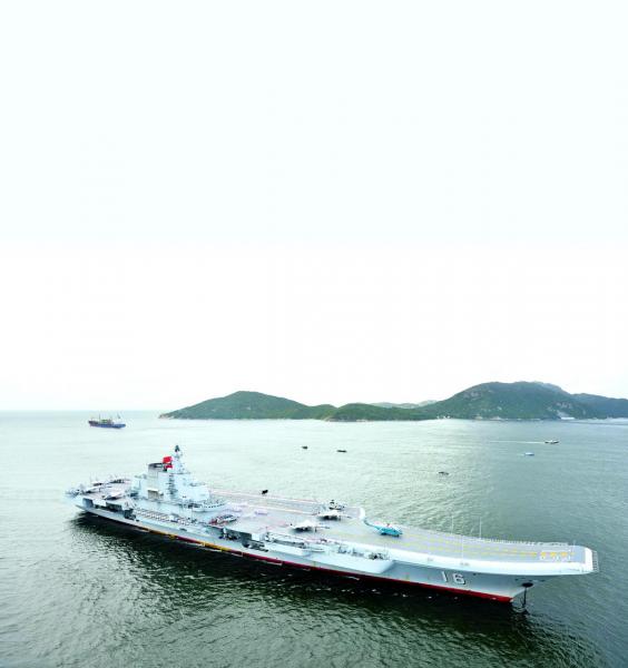 巨大威武的中國航空母艦「遼寧艦」7月7日上午7時許駛入香港水域。 巨大威武的中國航空母艦「遼寧艦」7月7日上午7時許駛入香港水域。