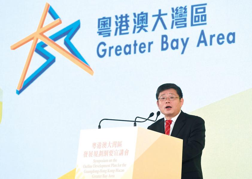 國家發改委地區經濟司司長郭蘭峰介紹《粵港 澳大灣區發展規劃綱要》內容。 國家發改委地區經濟司司長郭蘭峰介紹《粵港 澳大灣區發展規劃綱要》內容。