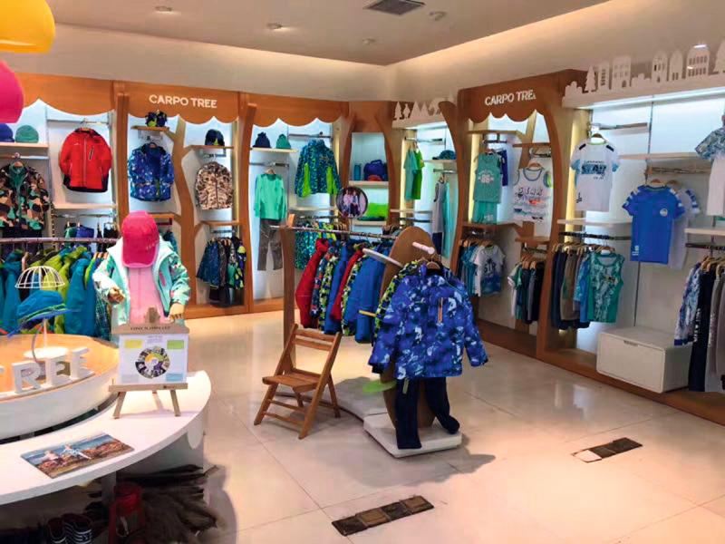 「CARPO TREE」品牌以功能戶外童裝服為主打產品,目標為內地中產家庭客。 「CARPO TREE」品牌以功能戶外童裝服為主打產品,目標為內地中產家庭客。