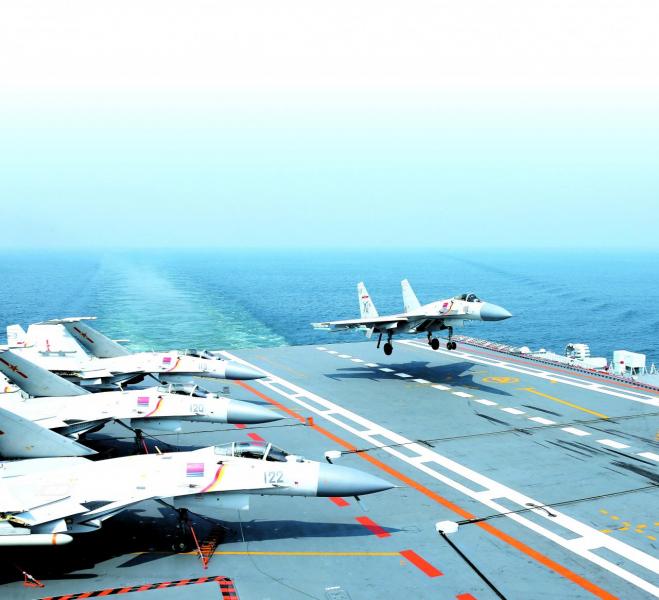 殲-15艦載戰鬥機在遼寧艦阻攔著艦。 殲-15艦載戰鬥機在遼寧艦阻攔著艦。