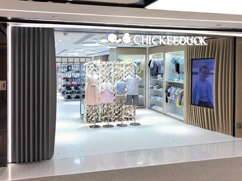 Chickeeduck早年以中高檔童裝品牌形象深入民心。 Chickeeduck早年以中高檔童裝品牌形象深入民心。