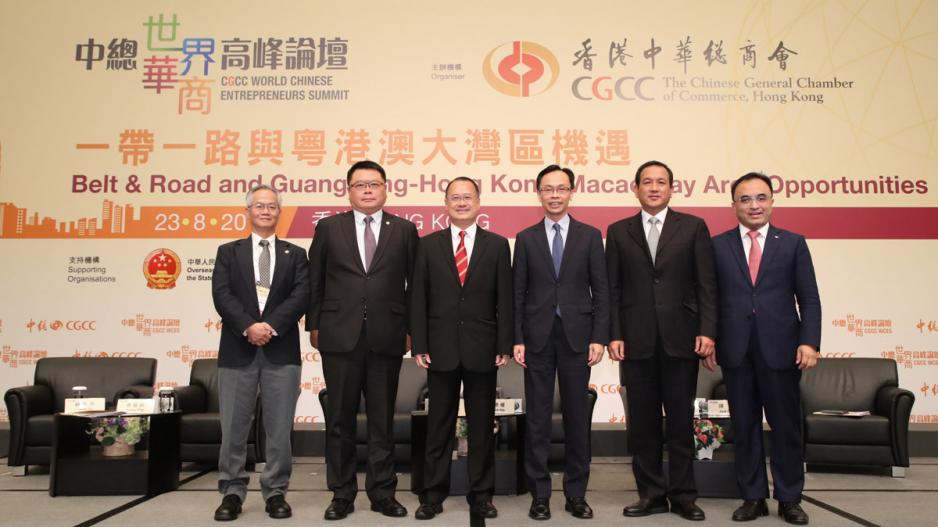 同時是粵港澳大灣區企業家聯盟主席的蔡冠深主持「推進粵港澳大灣區」建設的論壇。左起為澳門大學工商管理學院院長講座教授蘇育洲、香港科技園公司主席查毅超、蔡冠深、廣東省社會科學院副院長袁俊及香港會計師公會代表陳凱。 同時是粵港澳大灣區企業家聯盟主席的蔡冠深主持「推進粵港澳大灣區」建設的論壇。左起為澳門大學工商管理學院院長講座教授蘇育洲、香港科技園公司主席查毅超、蔡冠深、廣東省社會科學院副院長袁俊及香港會計師公會代表陳凱。