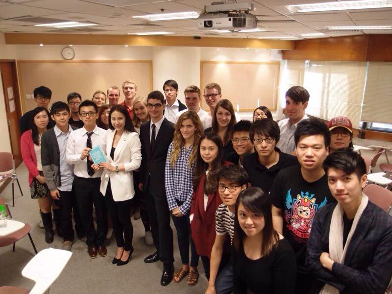 Fiona應香港理工大學邀請,與商學院的學生分享營商之道。 Fiona應香港理工大學邀請,與商學院的學生分享營商之道。