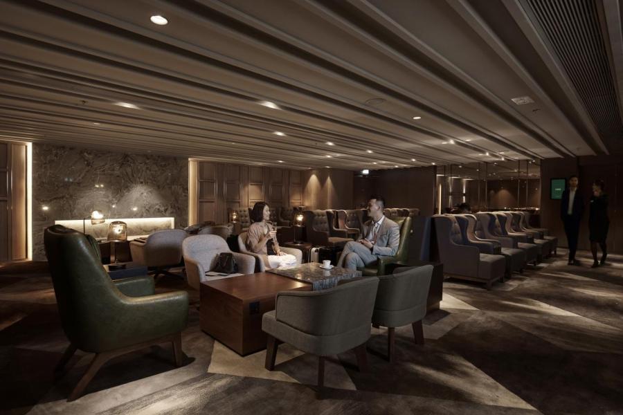 Plaza Premium First貴賓室由屢獲殊榮的本地設計師陳德堅設計。 Plaza Premium First貴賓室由屢獲殊榮的本地設計師陳德堅設計。