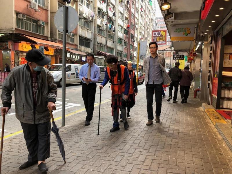 穿上高齡體驗衣,模擬長者日常生活,體驗長者遇到的困難。 穿上高齡體驗衣,模擬長者日常生活,體驗長者遇到的困難。