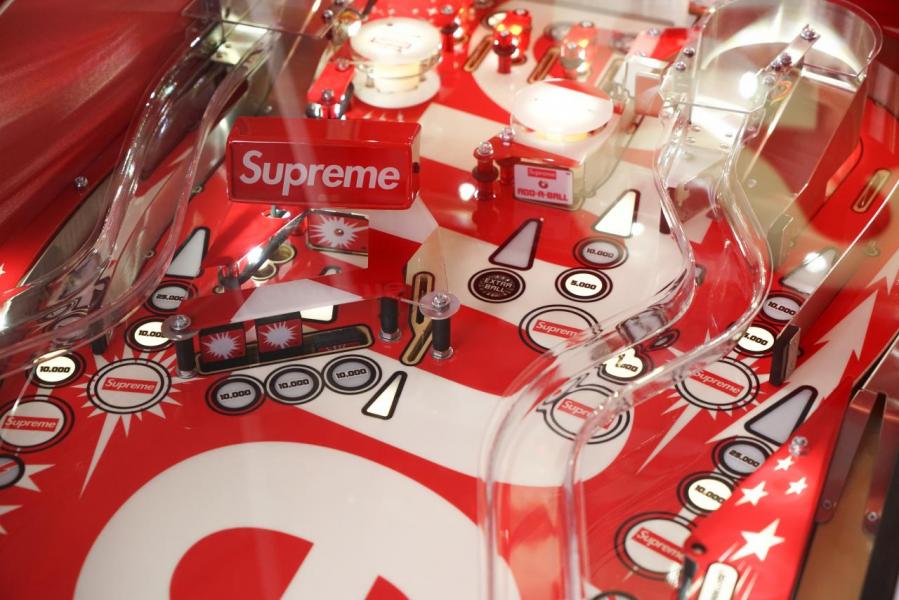 蘇富比呈獻The Supreme Vault:(1998-2018)網上專場拍賣會,幾乎涵蓋Supreme歷年生產的所有配飾配件。 蘇富比呈獻The Supreme Vault:(1998-2018)網上專場拍賣會,幾乎涵蓋Supreme歷年生產的所有配飾配件。