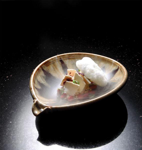 Wild Strawberries / Sweet Tofu / Meringue:大廚選用浸漬一個月的西班牙野生士多啤梨,配以滑溜的日本甜豆腐雪糕和香甜的蛋白糖霜脆餅,口感充滿層次,再淋上以香檳醋及清酒調配而成的醬汁,讓這道甜品更錦上添花。 Wild Strawberries / Sweet Tofu / Meringue:大廚選用浸漬一個月的西班牙野生士多啤梨,配以滑溜的日本甜豆腐雪糕和香甜的蛋白糖霜脆餅,口感充滿層次,再淋上以香檳醋及清酒調配而成的醬汁,讓這道甜品更錦上添花。