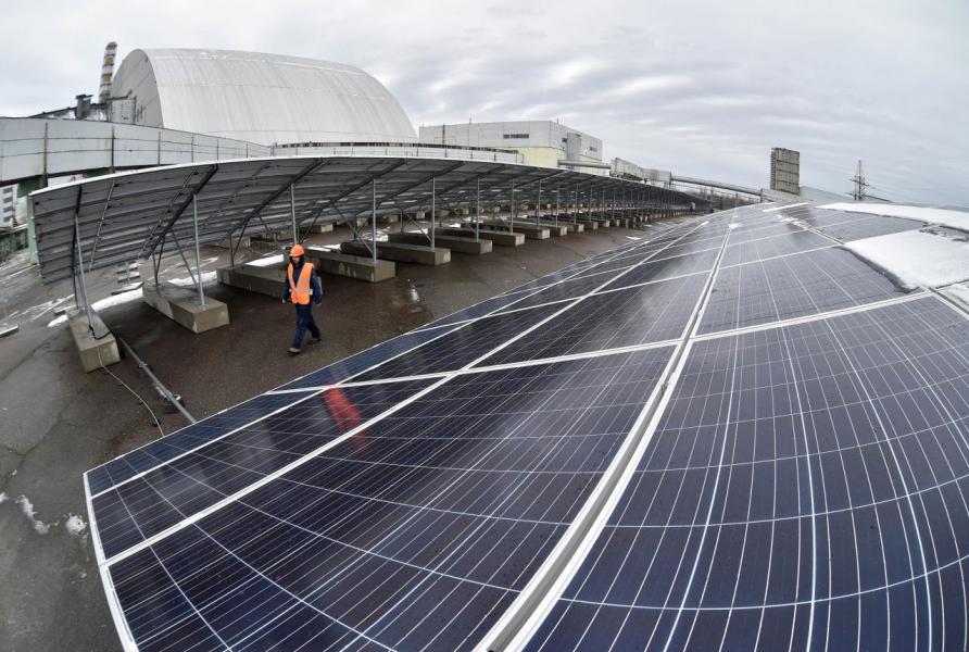 現時香港的太陽能發電系統數量甚少,且多僅作示範用途。 現時香港的太陽能發電系統數量甚少,且多僅作示範用途。