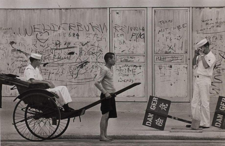 「香港影像 · 兩代觸覺 — 邱良 · 李家昇」展覽在6月6日至25日於香港蘇富比藝術空間舉行,展出約50幅邱良親手沖印及簽名、原攝於六十年代的罕有黑白攝影作品,以及約30幅李家昇近年以香港城市為題的黑白和彩色作品。 「香港影像 · 兩代觸覺 — 邱良 · 李家昇」展覽在6月6日至25日於香港蘇富比藝術空間舉行,展出約50幅邱良親手沖印及簽名、原攝於六十年代的罕有黑白攝影作品,以及約30幅李家昇近年以香港城市為題的黑白和彩色作品。