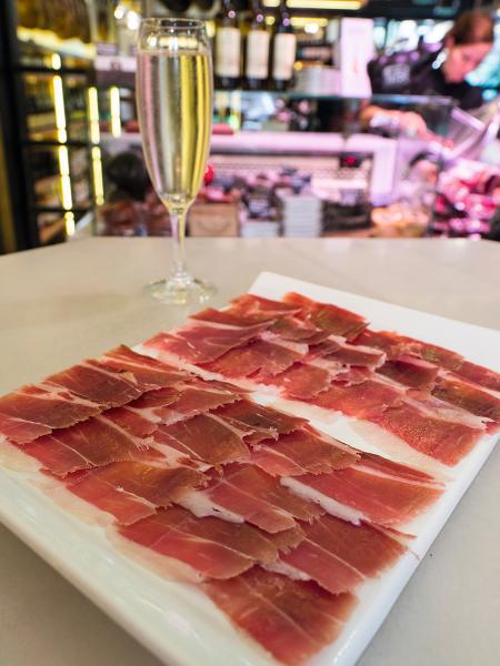 店內可以即點即吃,並配上白葡萄酒、汽酒或Rose來嘗。 店內可以即點即吃,並配上白葡萄酒、汽酒或Rose來嘗。